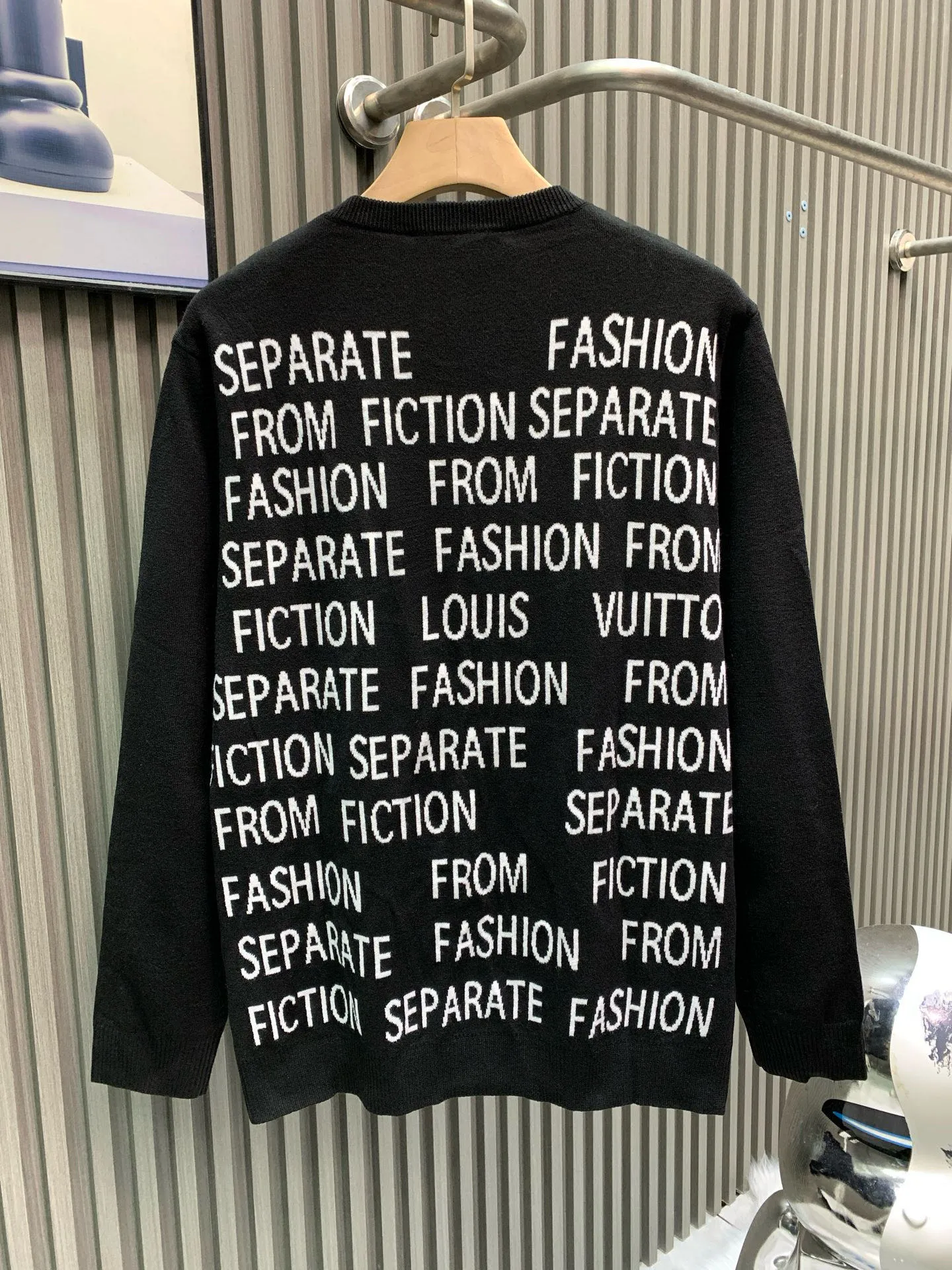 🅿️310 🀄️ Louis Vuitton Louis Vuitton - Men's business casual cardigan 25A/W new autumn and winter product, pure blood product, bringing the Italian urban noble minimalist style to the extreme. The highly recognizable logo is embroidered into the front and back. It is a soul-like embellishment. The visual sense is extremely fashionable. The taste is full of charm. There is no sense of aesthetic fatigue and worries about being outdated. Minimalism is the highest fashion expression. The shape of the fabric is very special. It is custom-dyed and woven in a century-old workshop. The retro floral fine yarns are interwoven. The vision is quite elegant and fashionable. It is noble, restrained and elegant. The details are full of charm. The stitching is exquisite. The velvet feels very delicate and soft. It has excellent skin-friendliness. No thorny feeling. The fabric is thick and thick. Excellent in warmth. The details are exquisite and outstanding. The basic color matching is versatile and mature. It conforms to the urban style aesthetic and also meets various matching needs. It is a highly compatible item. A unique type on the market